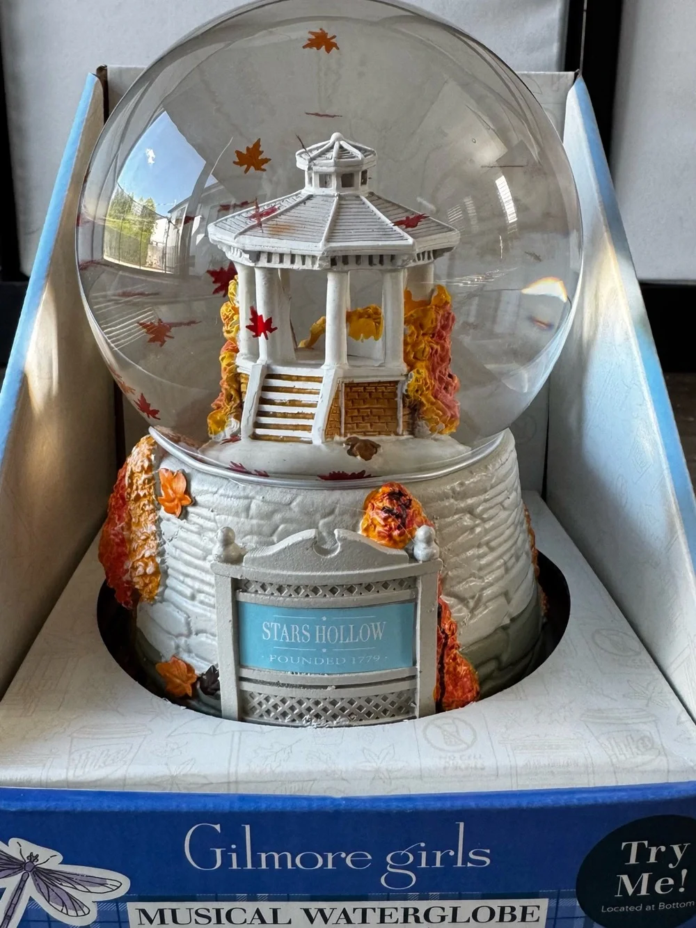 NWT • Gilmore girls fall 🍁snow globe / music box